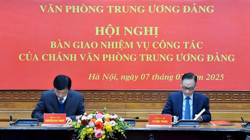 Đồng chí Nguyễn Duy Ngọc, Ủy viên Bộ Chính trị, Bí thư Trung ương Đảng, Chủ nhiệm Ủy ban Kiểm tra Trung ương, nguyên Chánh Văn phòng Trung ương Đảng và đồng chí Lê Hoài Trung, Bí thư Trung ương Đảng, Chánh Văn phòng Trung ương Đảng ký biên bản bàn giao nhiệm vụ. (Ảnh: ĐĂNG KHOA)