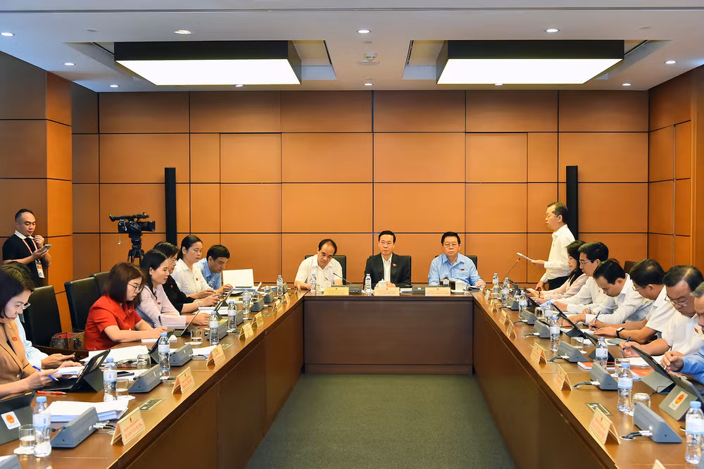 Quang cảnh phiên thảo luận tại Tổ 11 sáng 24/10. (Ảnh: THỦY NGUYÊN)