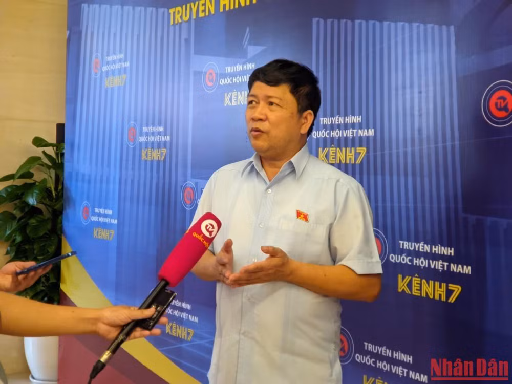 Đại biểu Tạ Văn Hạ (Quảng Nam) chia sẻ bên hành lang Quốc hội. (Ảnh: TRUNG HƯNG)