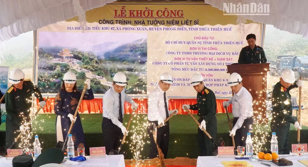 Lãnh đạo Quân khu 4 và tỉnh Thừa Thiên Huế làm lễ khởi công Nhà tưởng niệm liệt sĩ ở tiểu khu 67, xã Phong Xuân (huyện Phong Điền).