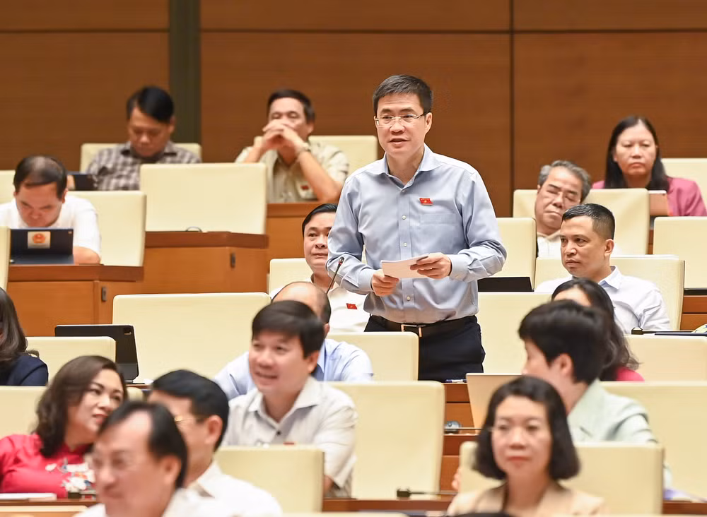 Đại biểu Hoàng Minh Hiếu (Nghệ An) phát biểu. (Ảnh: DUY LINH)