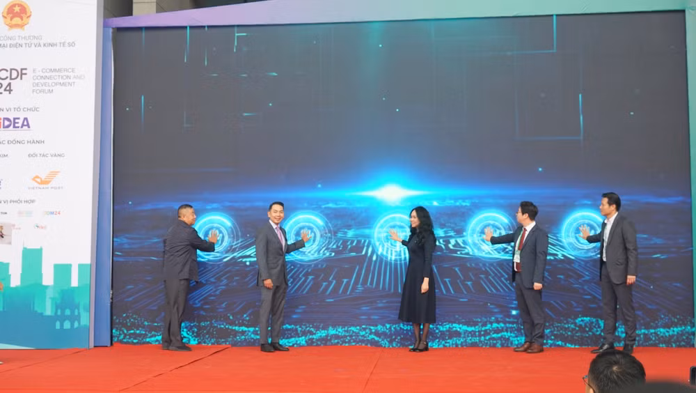 Các đại biểu thực hiện nghi thức khai mạc diễn đàn Kết nối và phát triển thương mại điện tử 2024. (Ảnh: TRUNG HƯNG) 