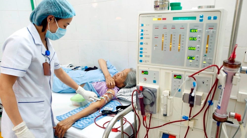Chăm sóc, điều trị cho bệnh nhân bảo hiểm y tế. (Ảnh: TTXVN)