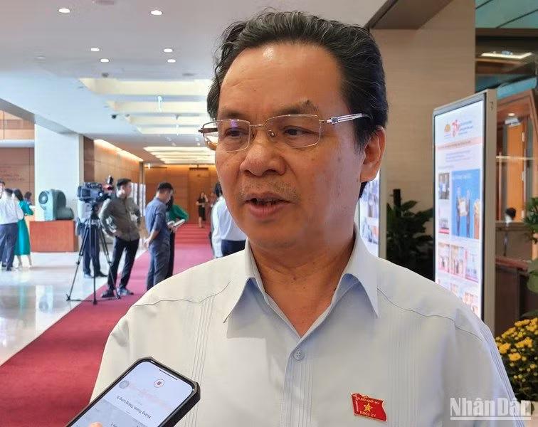 Đại biểu Hoàng Văn Cường (Hà Nội) trả lời phỏng vấn báo chí bên hành lang Quốc hội. (Ảnh: TRUNG HƯNG) Đại biểu Hoàng Văn Cường (Hà Nội) trả lời phỏng vấn báo chí bên hành lang Quốc hội. (Ảnh: TRUNG HƯNG)