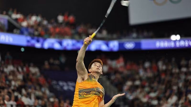 Kunlavut Vitidsarn thi đấu trong trận tranh huy chương vàng đơn nam cầu lông Olympic Paris 2024 với Viktor Axelsen, Porte de La Chapelle Arena, Paris, Pháp, ngày 5/8/2024. (Ảnh: Reuters) 