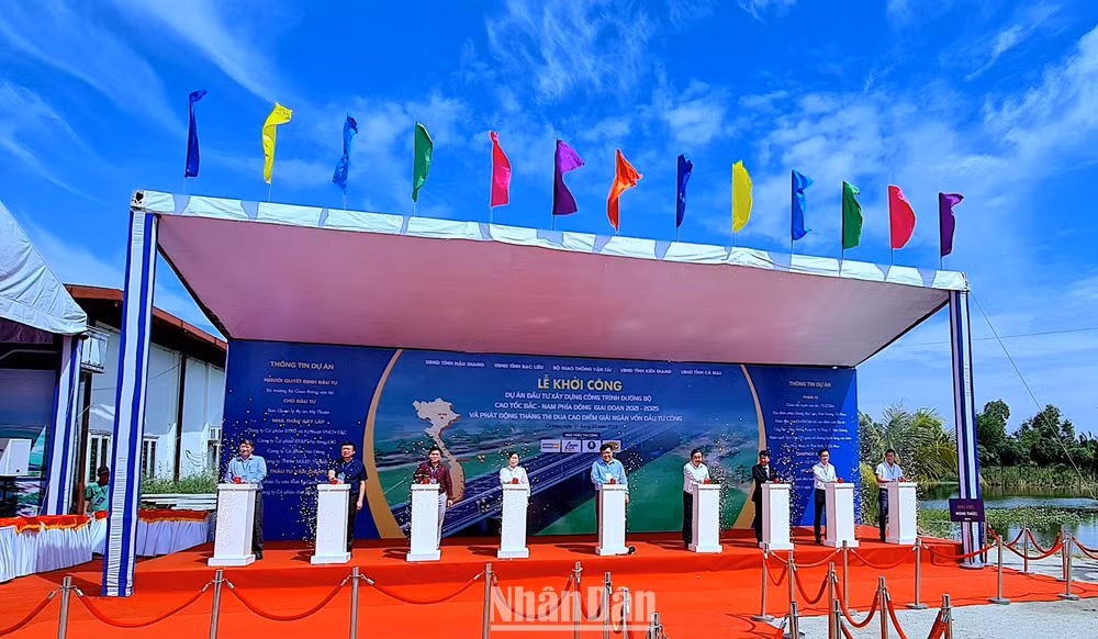 Nghi thức khởi công dự án cao tốc đoạn Hậu Giang-Cà Mau vào sáng 1/1/2023 tại huyện Thới Bình, tỉnh Cà Mau.