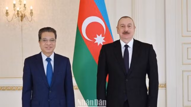 Tổng thống Azerbaijan Ilham Aliyev (bên phải) và Đại sứ Việt Nam tại Nga kiêm nhiệm Azerbaijan Đặng Minh Khôi.