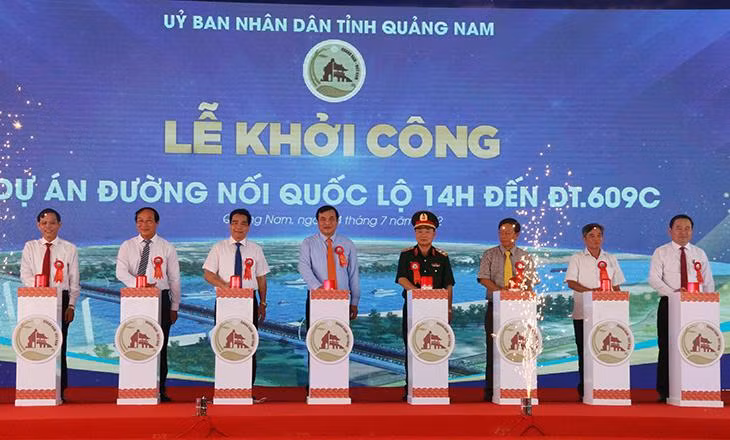Lãnh đạo tỉnh và Quân khu 5 bấm nút khởi công công trình.