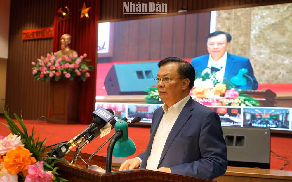 Bí thư Thành ủy Hà Nội Đinh Tiến Dũng phát biểu tại hội nghị. (Ảnh: TRUNG HƯNG)