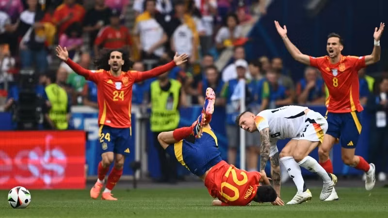 Tiền vệ Pedri dính chấn thương sau pha truy cản quyết liệt của Toni Kroos. (Ảnh: Getty Images) 