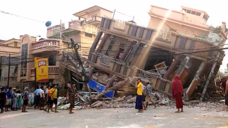 Tòa nhà sụp xuống ở Mandalay, Myanmar. (Ảnh: Tân Hoa xã)