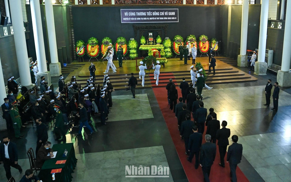 Đúng 8 giờ, lễ viếng đồng chí Vũ Oanh được cử hành trọng thể tại Nhà Tang lễ Quốc gia, số 5 Trần Thánh Tông, Hà Nội. (Ảnh: DUY LINH)
