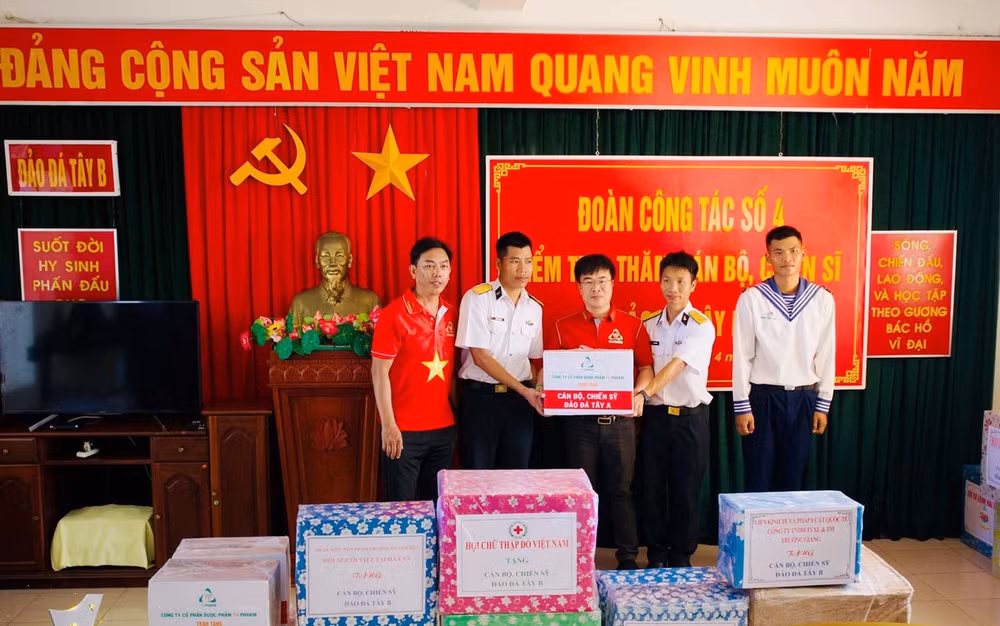 Đại diện TV.PHARM trao tặng các sản phẩm bảo vệ sức khỏe cho các cán bộ, chiến sĩ trên đảo Đá Tây A.