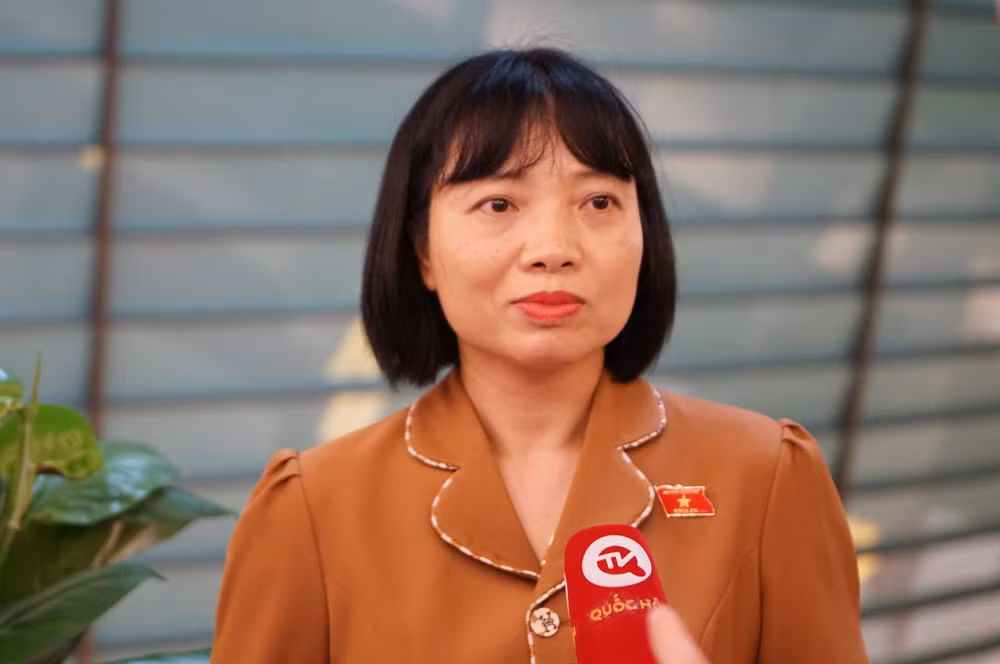 Đại biểu Nguyễn Thị Việt Nga (Hải Dương) chia sẻ với phóng viên bên hành lang Quốc hội. (Ảnh: TRUNG HƯNG)