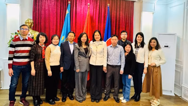 Thứ trưởng Lê Thị Thu Hằng làm việc với Đại sứ quán Việt Nam tại Kazakhstan.