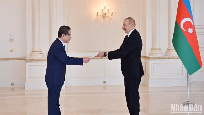 Đại sứ Đặng Minh Khôi trình Quốc thư.