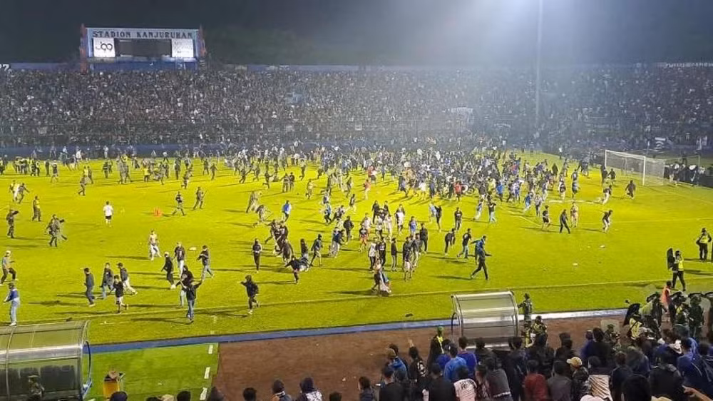 Khung cảnh hỗn loạn sau trận đấu giữa Arema và Persebaya. (Ảnh: Bola)
