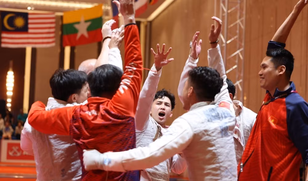 Niềm vui của các vận động viên đấu kiếm Việt Nam sau khi giành Huy chương Vàng nội dung đồng đội nam kiếm liễu chiều 16/5. (Ảnh: Minh Quyết/TTXVN)