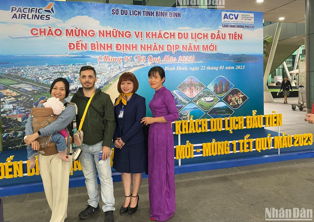 Bình Định tổ chức đón những vị khách du lịch đầu tiên đến với tỉnh nhân dịp năm mới Quý Mão 2023.