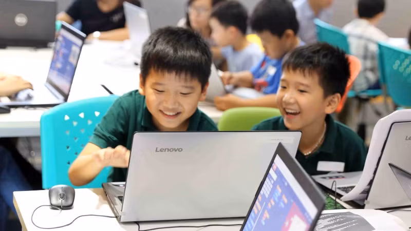 Thông qua Bộ Quy tắc, trẻ em sẽ được phổ cập kiến thức nhằm nâng cao hiểu biết khi tham gia môi trường Internet. (Ảnh minh họa: TTXVN) 