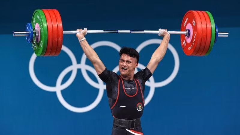 Rizki Juniansyah đem về cho đoàn Indonesia tấm HCV thứ 2 tại Olympic Paris 2024. (Ảnh: Reuters) 