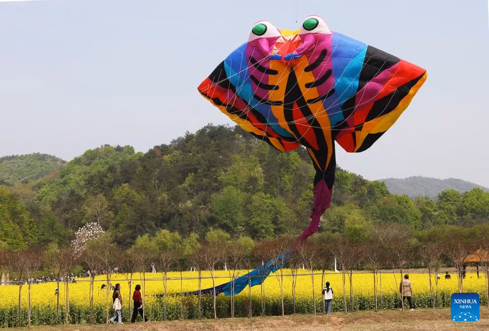 Người dân tham gia hoạt động thả diều tại khu danh thắng Mã Phàn, thành phố Dĩ Vũ, Chiết Giang, ngày 5/4.