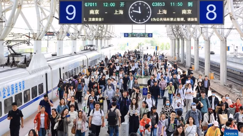 Hành khách tại ga Nam Kinh, ngày 30/4/2025. 