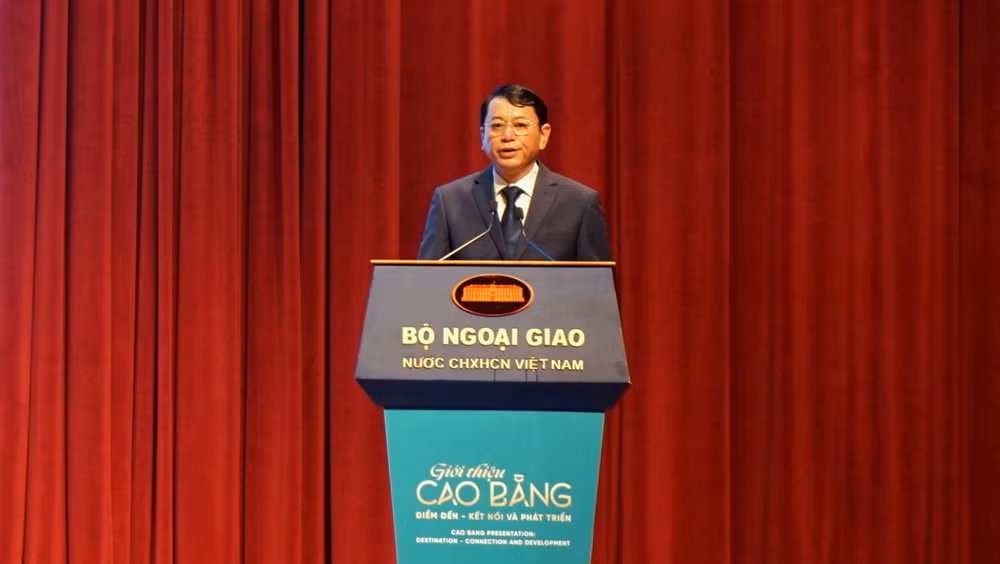 Ông Hoàng Xuân Ánh, Phó Bí thư Tỉnh ủy, Chủ tịch Ủy ban nhân dân tỉnh Cao Bằng phát biểu tại hội nghị. (Ảnh: TRUNG HƯNG)