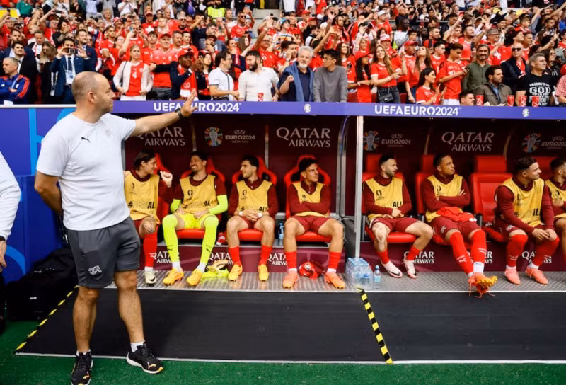 Roger Kaspar cùng các cầu thủ Thụy Sĩ trước trận đấu tứ kết với tuyển Anh, Dusseldorf Arena, Dusseldorf, Đức. (Ảnh: Reuters)