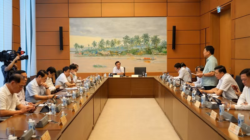 Quang cảnh thảo luận tại Tổ 4. (Ảnh: TRUNG HƯNG)