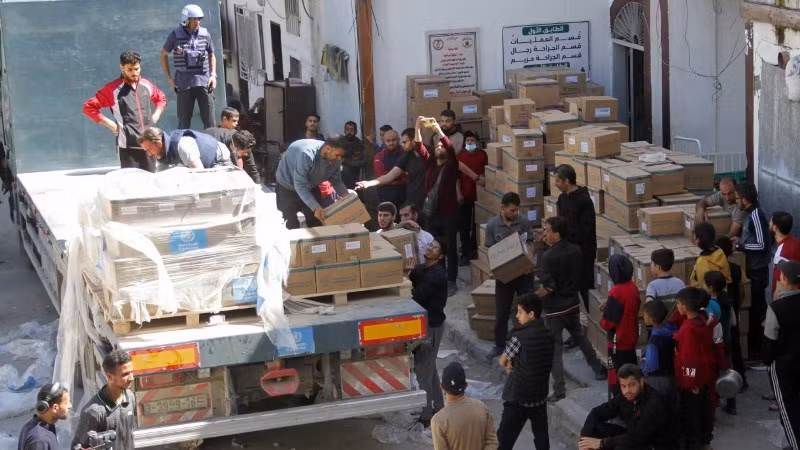 Bốc dỡ hàng viện trợ y tế ở phía bắc dải Gaza. (Ảnh: Reuters) 