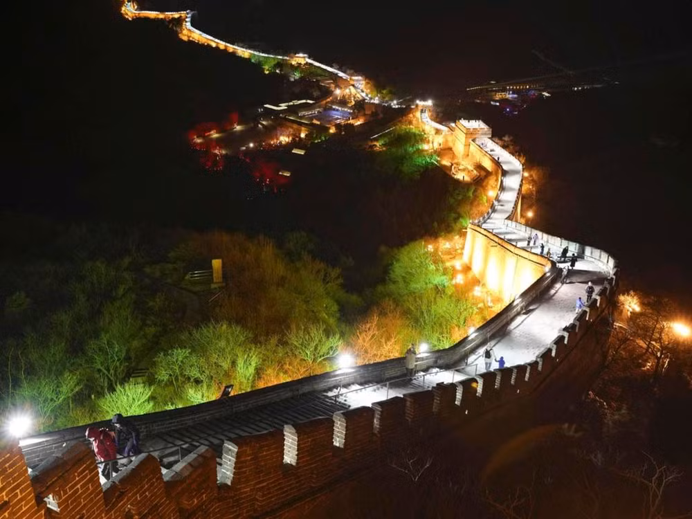 Vạn Lý Trường Thành ở phía tây bắc Bắc Kinh, Trung Quốc được thắp sáng vào đêm giao thừa. (Ảnh: AP)