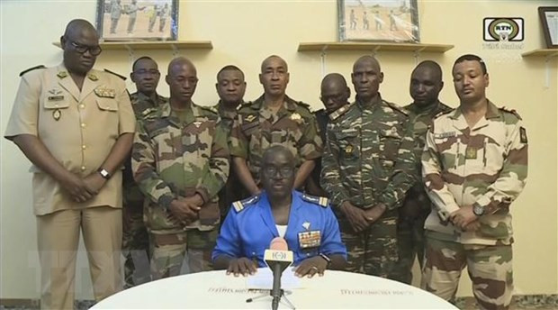 Đại tá Amadou Abdramane (ngồi), người phát ngôn của Hội đồng quốc gia bảo vệ Tổ quốc (CNSP) tại Niger, tuyên bố đảo chính trên truyền hình quốc gia ngày 26/7. (Ảnh: AFP/TTXVN)