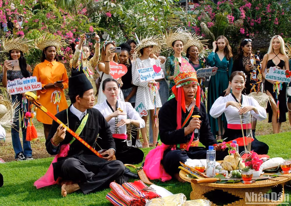 Các thí sinh hoa hậu Du lịch thế giới trải nghiệm nghi lễ gội đầu tại huyện Quỳnh Nhai.