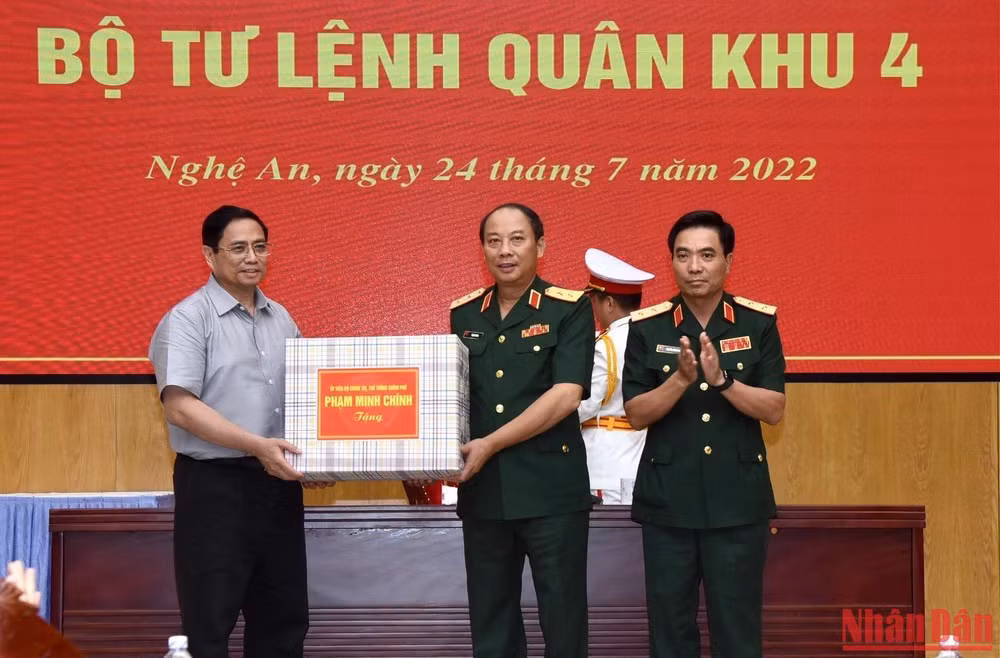 Thủ tướng Phạm Minh Chính tặng quà cho cán bộ, chiến sĩ Bộ Tư lệnh Quân khu 4.