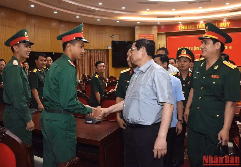 Thủ tướng Phạm Minh Chính với chiến sĩ thuộc bộ chỉ huy Bộ Tư lệnh Quân khu 4.