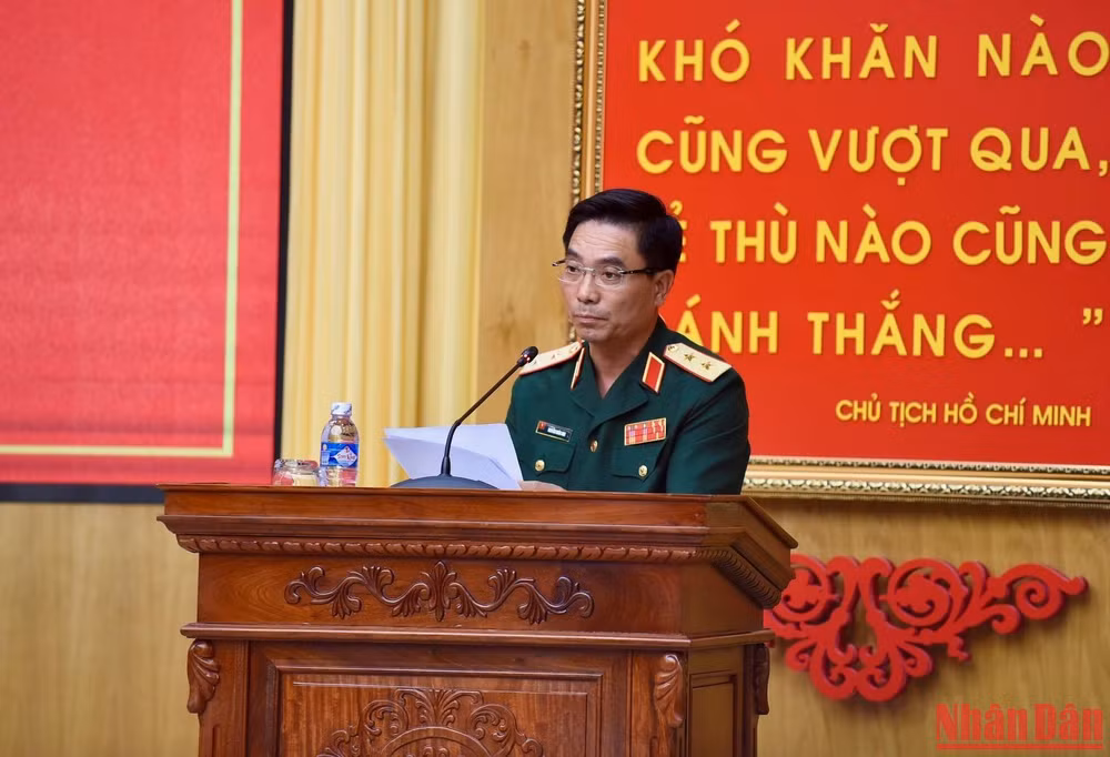 Trung tướng Nguyễn Doãn Anh, Tư lệnh Quân khu 4 phát biểu báo cáo Thủ tướng về nhiệm vụ của đơn vị.