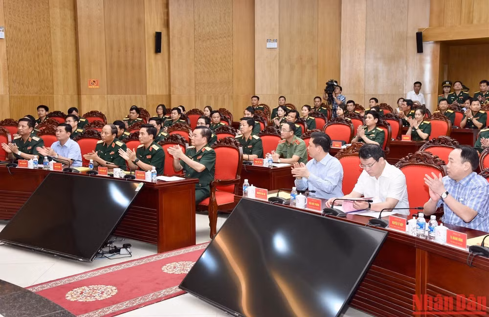 Đại diện lãnh đạo các bộ, ban, ngành và cán bộ, chiến sĩ Bộ Tư lệnh Quân khu 4 tham dự buổi làm việc.