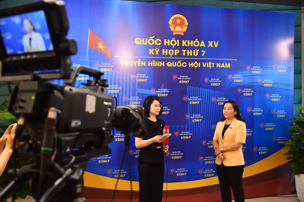 Đại biểu Lê Thị Thanh Lam, Phó Trưởng đoàn phụ trách Đoàn đại biểu Quốc hội tỉnh Hậu Giang trả lời phỏng vấn báo chí, truyền thông bên lề Kỳ họp thứ 7, Quốc hội khóa XV. (Ảnh: THỦY NGUYÊN)