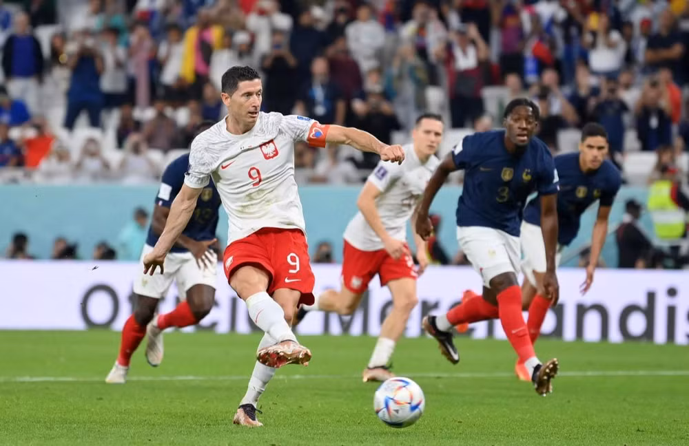 Lewandowski rút ngắn tỷ số xuống 1-3 cho Ba Lan từ chấm 11m. (Ảnh: FIFA)
