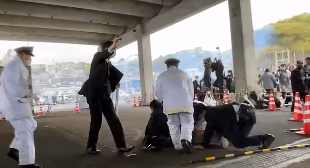 Cảnh sát bắt giữ nghi phạm trong vụ nổ ở cảng cá Saikazaki, thành phố Wakayama. (Ảnh: Asahi)