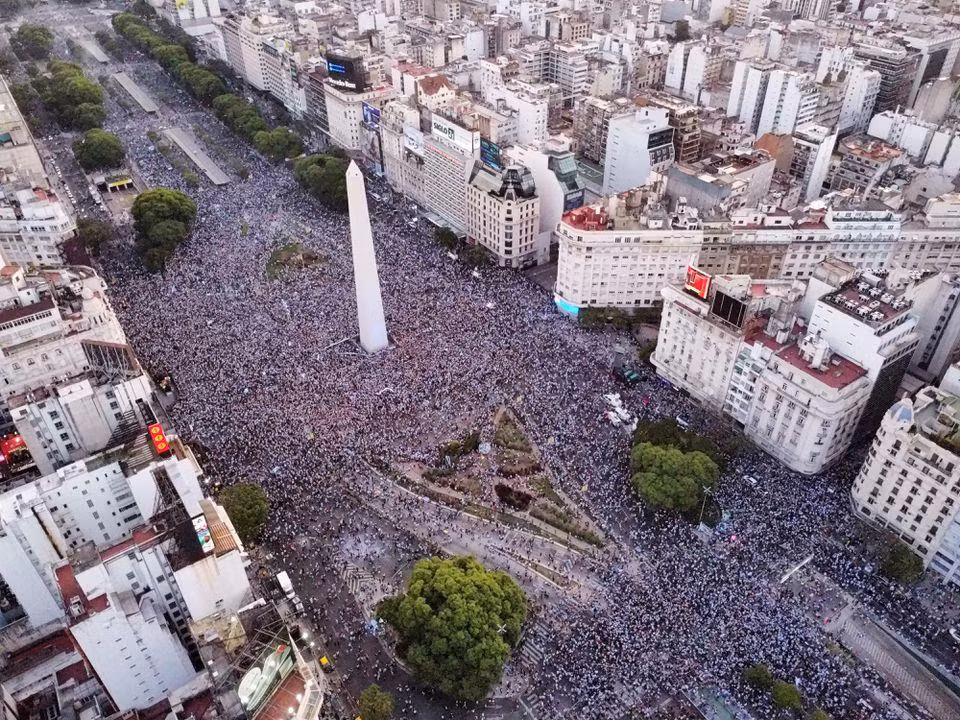 Người Argentina phủ kín đường phố Buenos Aires mừng đội tuyển nước này vào chung kết World Cup. (Ảnh: Reuters)
