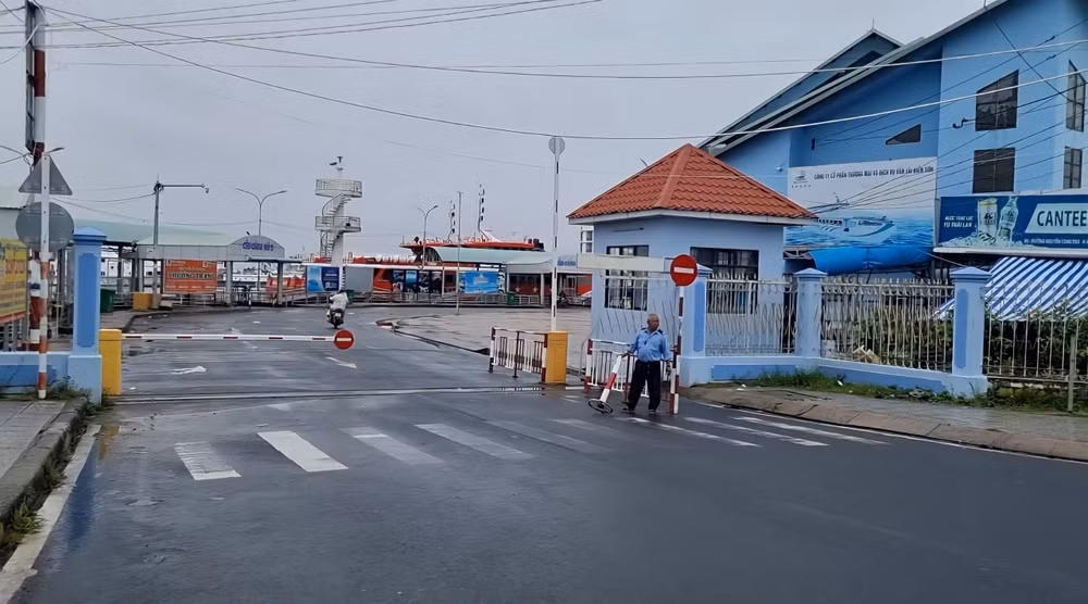 Cảng Rạch Giá đã tạm ngưng hoạt động từ 6 giờ ngày 11/7.