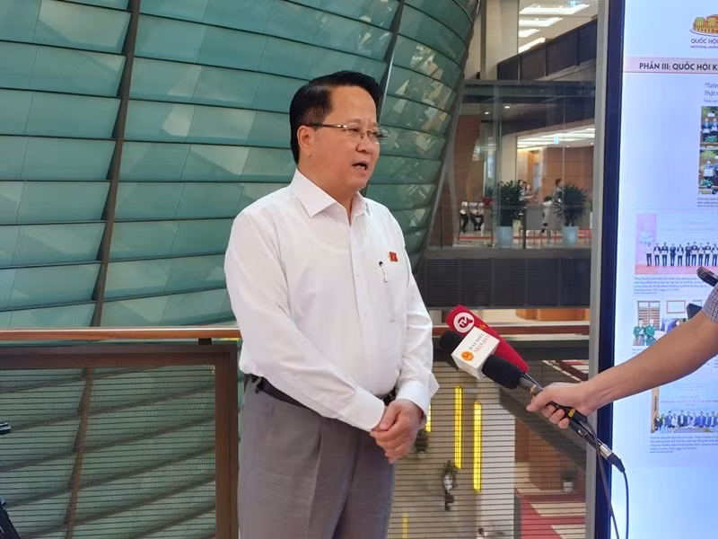 Đại biểu Hoàng Anh Công - Đoàn đại biểu Quốc hội tỉnh Thái Nguyên trao đổi với phóng viên bên lề Kỳ họp thứ 5. (Ảnh: TRUNG HƯNG)