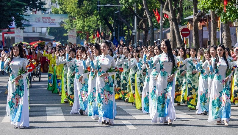 Đoàn diễu hành áo dài của Thành đoàn Hà Nội tại Festival Thu Hà Nội, tháng 10/2023. (Ảnh minh họa: THÀNH ĐẠT)