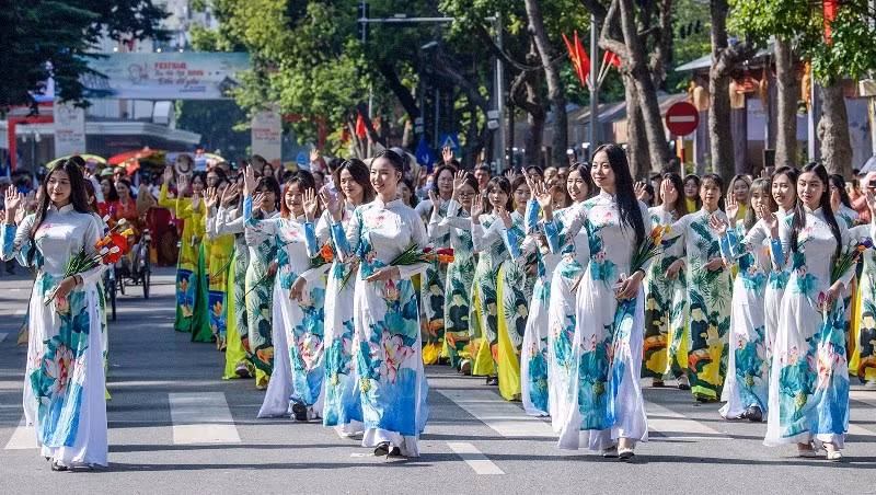 Đoàn diễu hành áo dài của Thành đoàn Hà Nội tại Festival Thu Hà Nội, tháng 10/2023. (Ảnh minh họa: THÀNH ĐẠT)