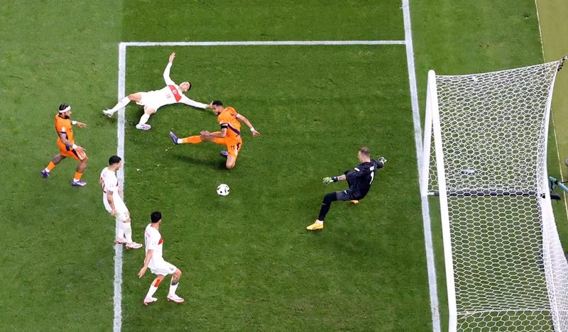 Tình huống Cody Gakpo gây áp lực, khiến Mert Muldur đá phản lưới nhà, giúp Hà Lan có bàn thắng thứ 2 vào lưới Thổ Nhĩ Kỳ. (Ảnh: Reuters)