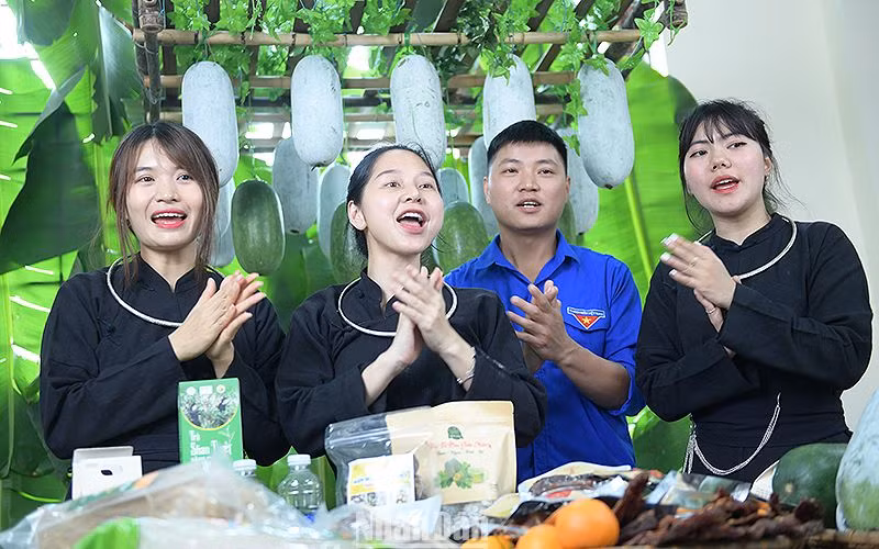 Đoàn viên, thanh niên Bắc Kạn với các sản phẩm OCOP trên địa bàn.