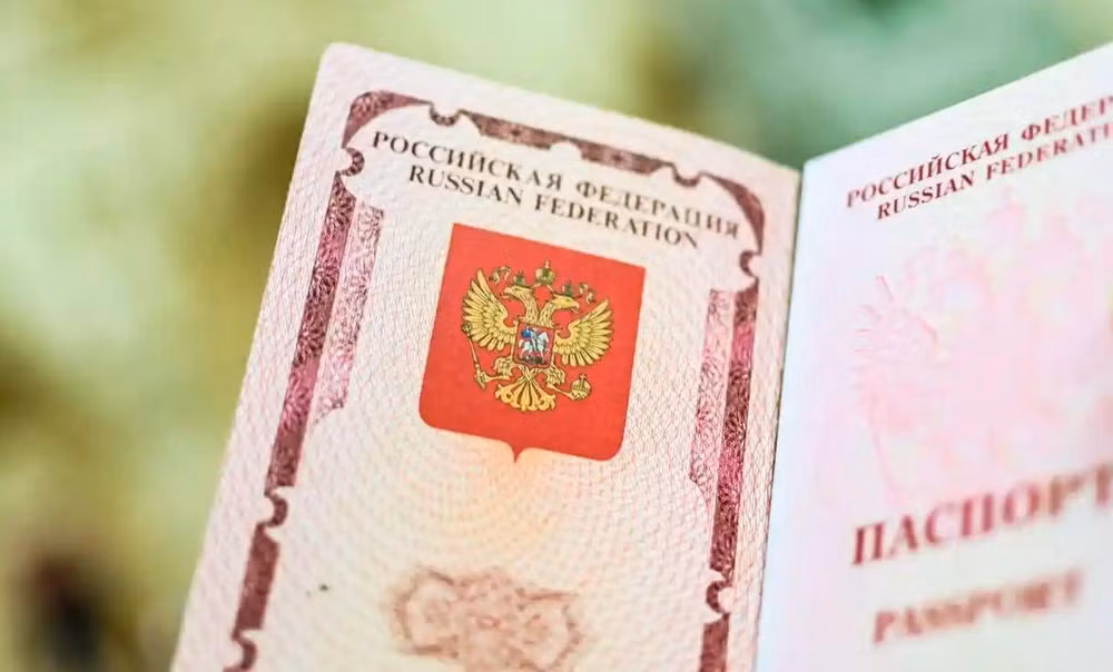 Một cuốn hộ chiếu Nga. (Ảnh minh họa: NurPhoto/Rex/Shutterstock)