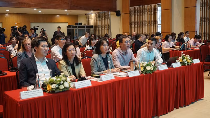 Các đại biểu tham dự tọa đàm. (Ảnh: TRUNG HƯNG)